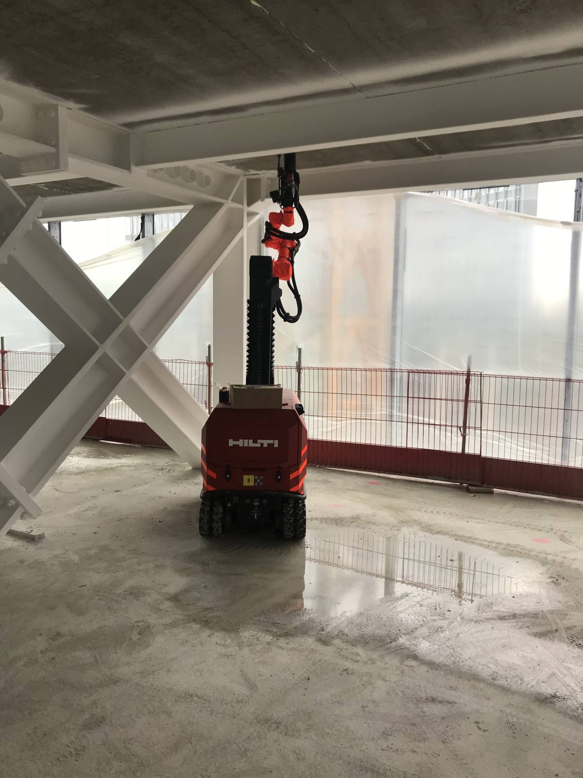 Geïnstalleerd afsluiter-/leidingsysteem in afgewerkte techniekgang — resultaat op locatie